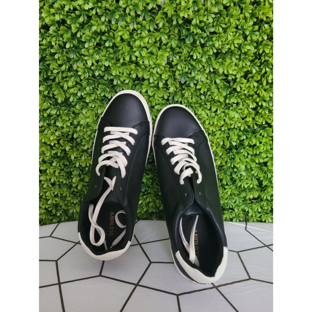 Old Navy Sneaker.